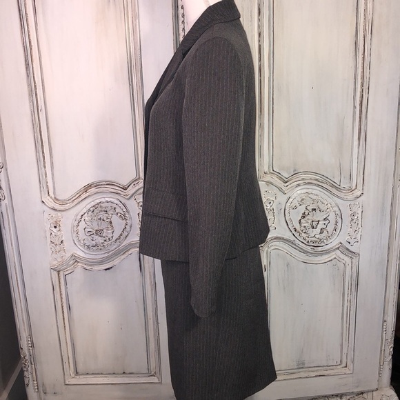 Evan-Picone  Gray Pinstripes Power Two Piece Suit Size 10P - Picture 8 of 16